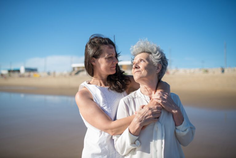 mutter und tochter am strand im sommer