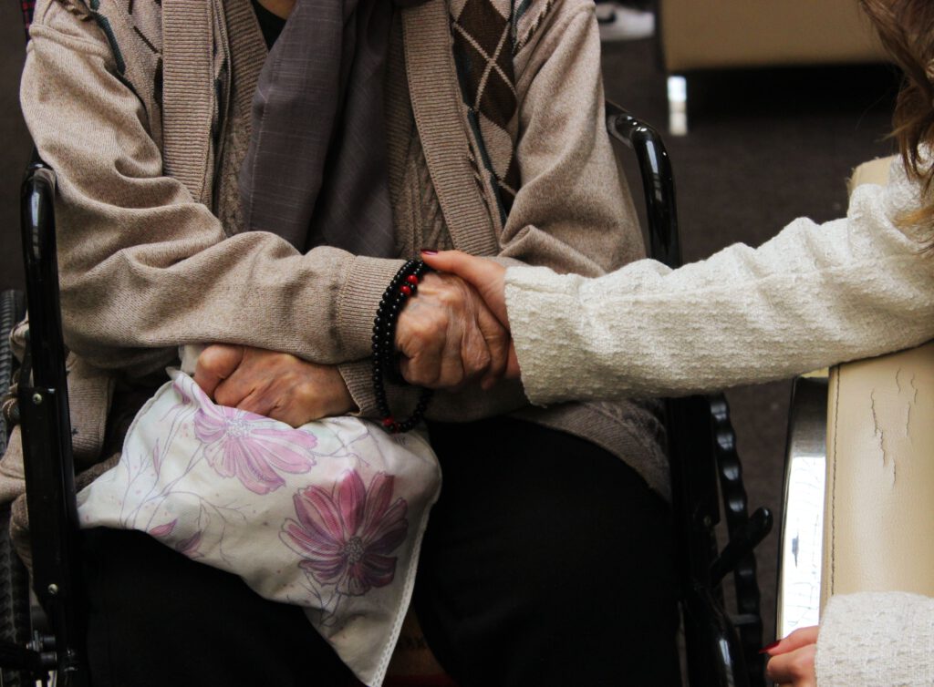 senior wird geholfen